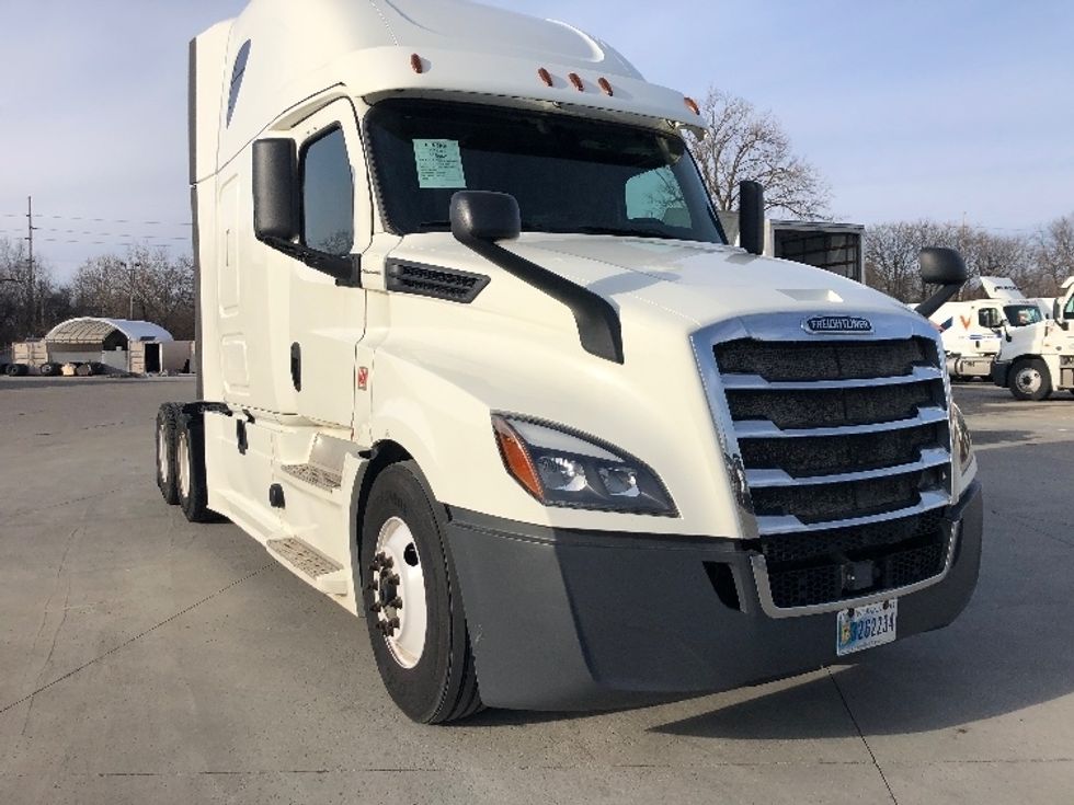 Sleeper Tractor-Heavy Duty Tractors-Freightliner-2018-T12664ST-Indianapolis-IN-745,862\n\t\tmiles-$ 44,500 - Image 1