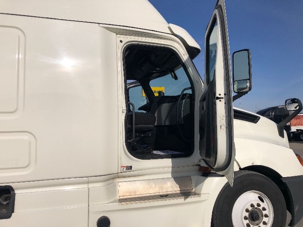 Sleeper Tractor-Heavy Duty Tractors-Freightliner-2018-T12664ST-Indianapolis-IN-745,862\n\t\tmiles-$ 44,500 - Image 13