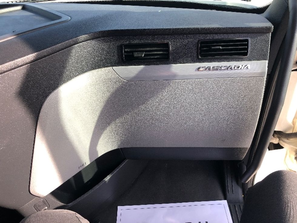 Sleeper Tractor-Heavy Duty Tractors-Freightliner-2018-T12664ST-Indianapolis-IN-745,862\n\t\tmiles-$ 44,500 - Image 14