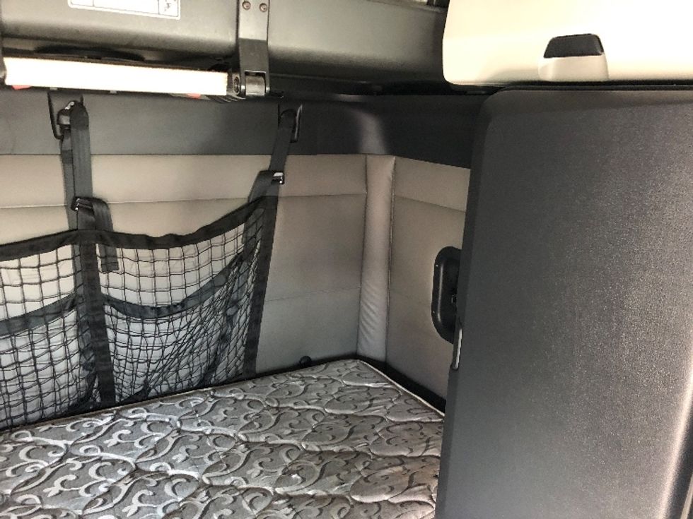 Sleeper Tractor-Heavy Duty Tractors-Freightliner-2018-T12664ST-Indianapolis-IN-745,862\n\t\tmiles-$ 44,500 - Image 17