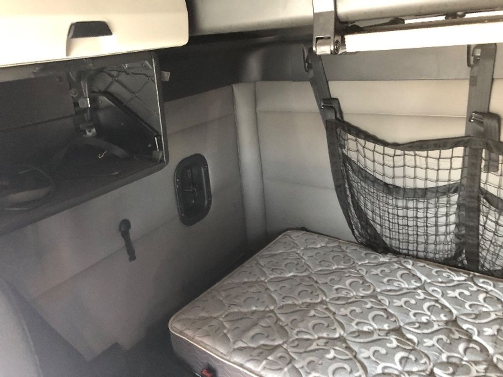 Sleeper Tractor-Heavy Duty Tractors-Freightliner-2018-T12664ST-Indianapolis-IN-745,862\n\t\tmiles-$ 44,500 - Image 18