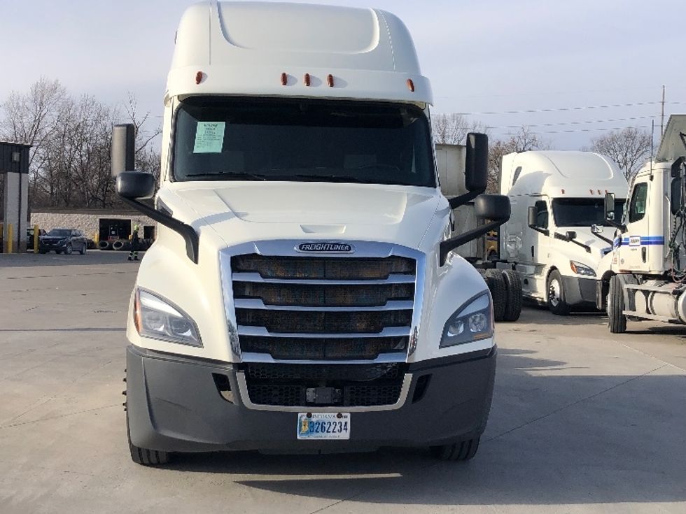 Sleeper Tractor-Heavy Duty Tractors-Freightliner-2018-T12664ST-Indianapolis-IN-745,862\n\t\tmiles-$ 44,500 - Image 2