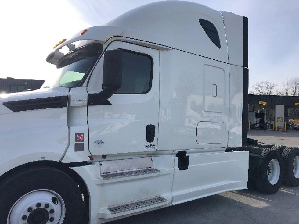 Sleeper Tractor-Heavy Duty Tractors-Freightliner-2018-T12664ST-Indianapolis-IN-745,862\n\t\tmiles-$ 44,500 - Image 22