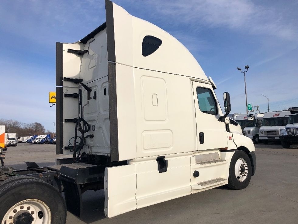 Sleeper Tractor-Heavy Duty Tractors-Freightliner-2018-T12664ST-Indianapolis-IN-745,862\n\t\tmiles-$ 44,500 - Image 24