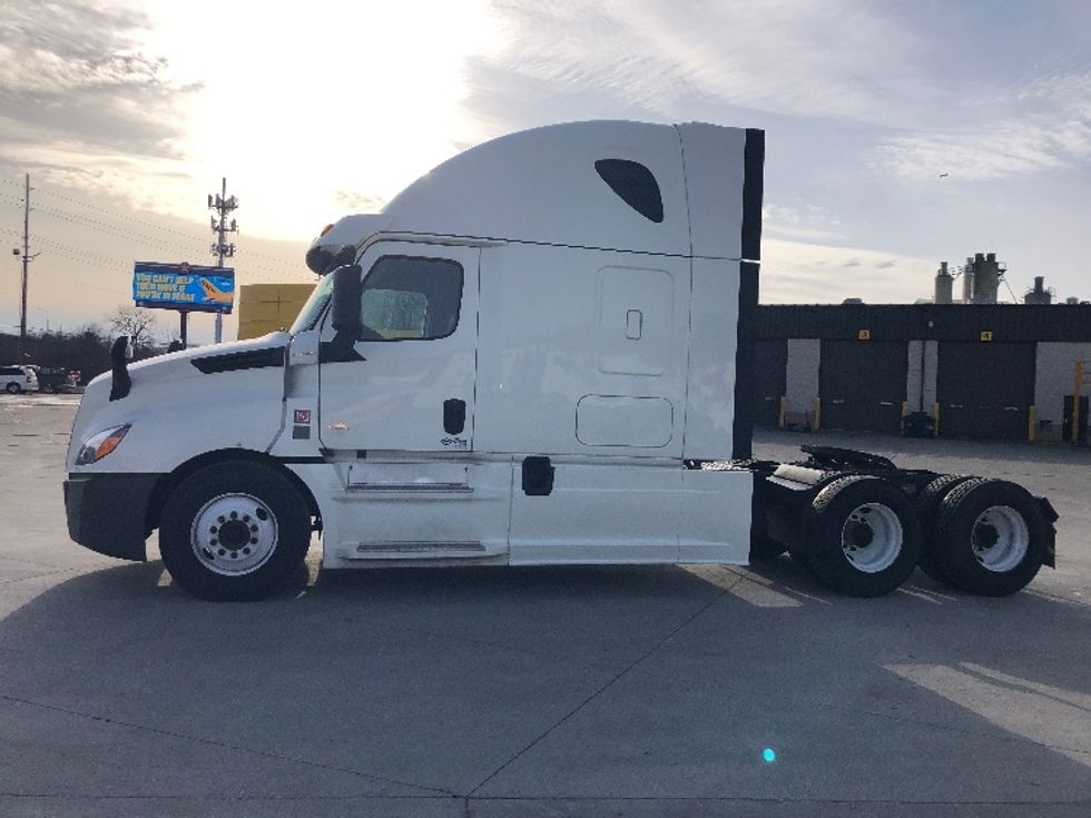 Sleeper Tractor-Heavy Duty Tractors-Freightliner-2018-T12664ST-Indianapolis-IN-745,862\n\t\tmiles-$ 44,500 - Image 4