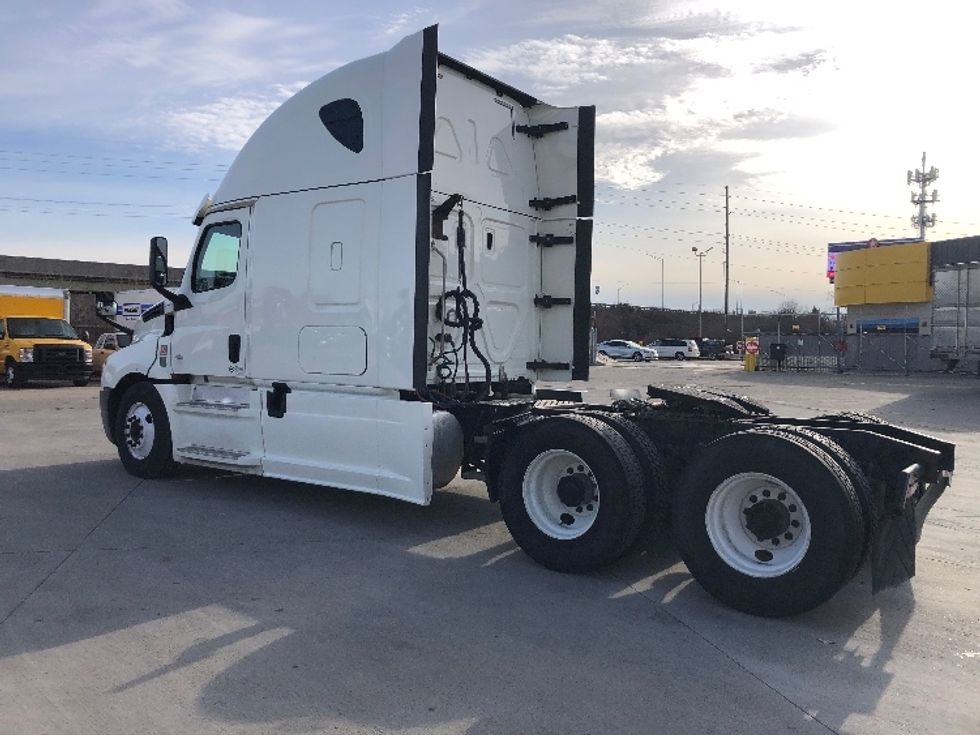 Sleeper Tractor-Heavy Duty Tractors-Freightliner-2018-T12664ST-Indianapolis-IN-745,862\n\t\tmiles-$ 44,500 - Image 5