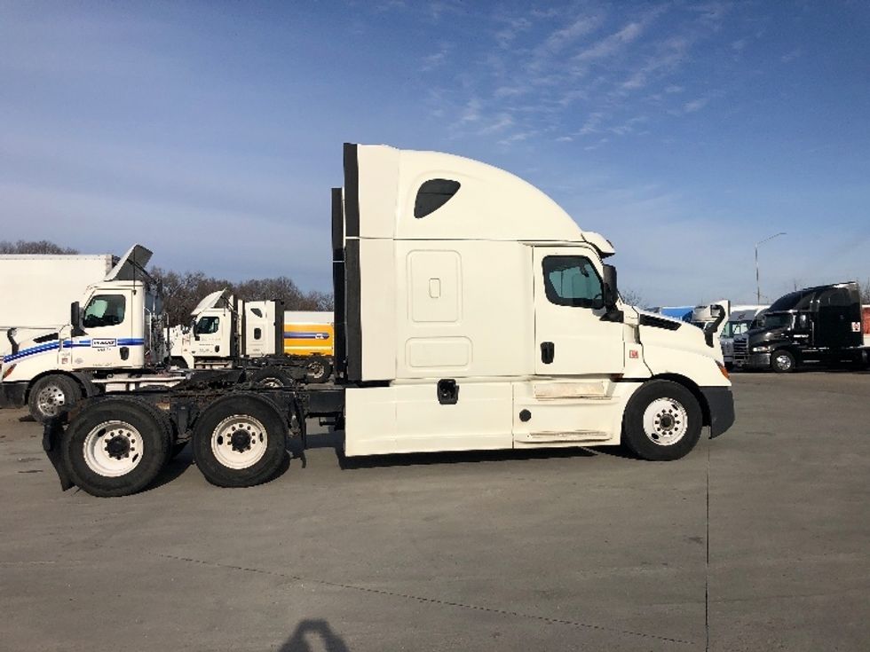 Sleeper Tractor-Heavy Duty Tractors-Freightliner-2018-T12664ST-Indianapolis-IN-745,862\n\t\tmiles-$ 44,500 - Image 8