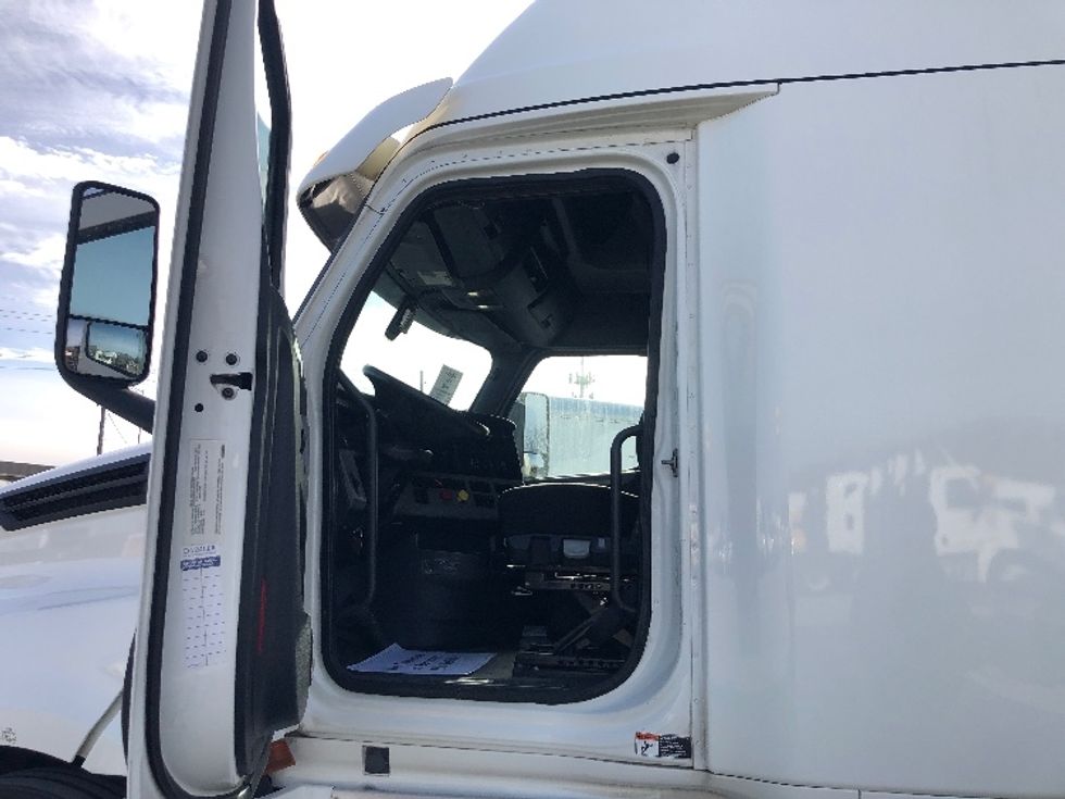 Sleeper Tractor-Heavy Duty Tractors-Freightliner-2018-T12664ST-Indianapolis-IN-745,862\n\t\tmiles-$ 44,500 - Image 9