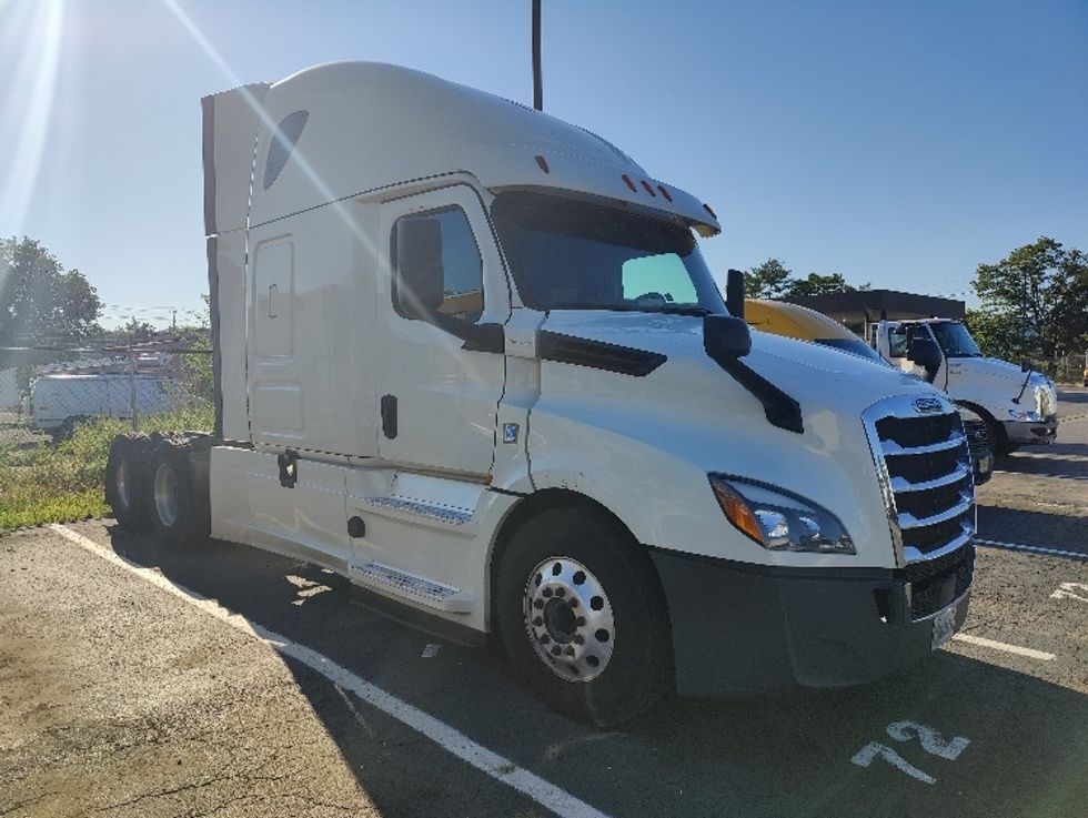 Sleeper Tractor-Heavy Duty Tractors-Freightliner-2018-T12664ST-South Plainfield-NJ-706,445 miles-$ 83,750