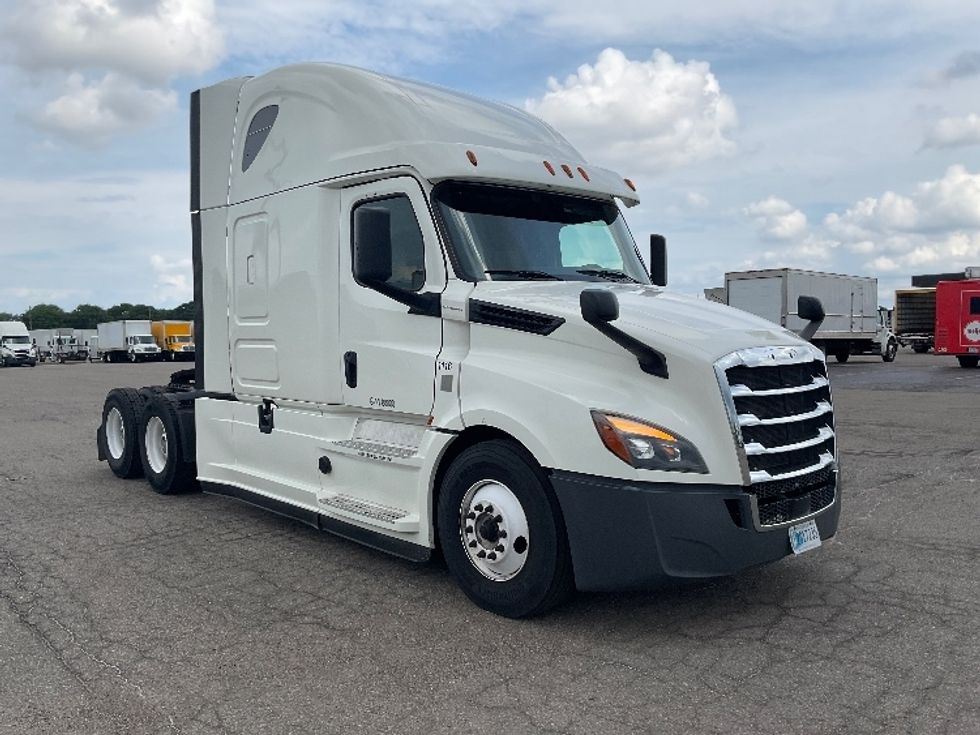 Sleeper Tractor-Heavy Duty Tractors-Freightliner-2018-T12664ST-Warren-MI-215,894\n\t\tmiles-$ 64,750 - Image 1