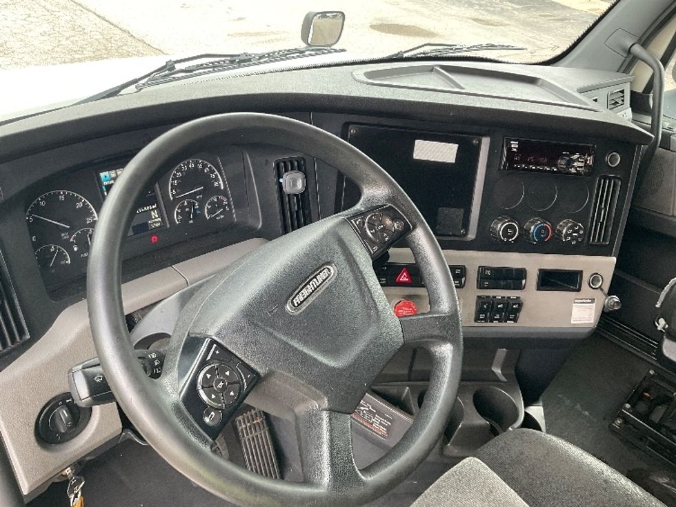Sleeper Tractor-Heavy Duty Tractors-Freightliner-2018-T12664ST-Warren-MI-215,894\n\t\tmiles-$ 64,750 - Image 10