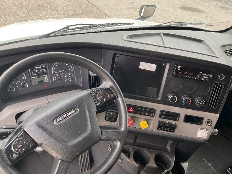 Sleeper Tractor-Heavy Duty Tractors-Freightliner-2018-T12664ST-Warren-MI-215,894\n\t\tmiles-$ 64,750 - Image 11