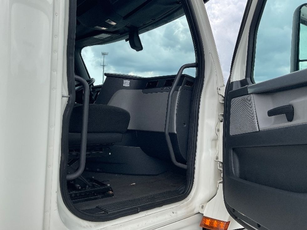 Sleeper Tractor-Heavy Duty Tractors-Freightliner-2018-T12664ST-Warren-MI-215,894\n\t\tmiles-$ 64,750 - Image 13