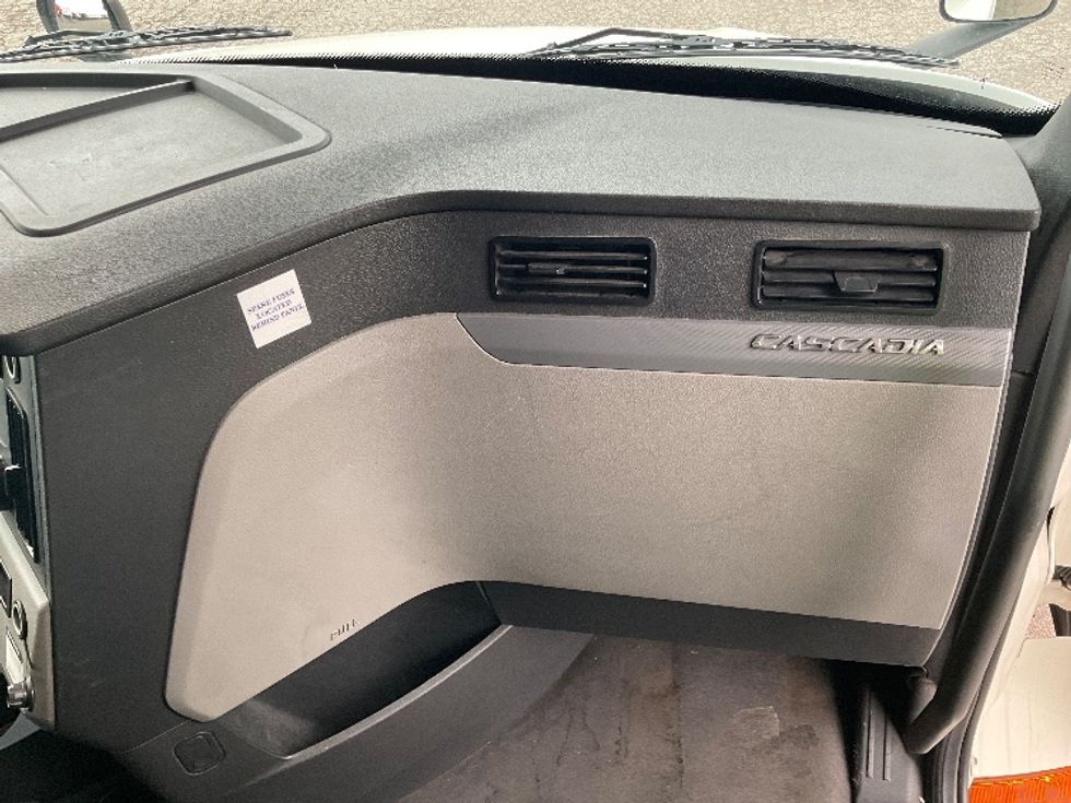 Sleeper Tractor-Heavy Duty Tractors-Freightliner-2018-T12664ST-Warren-MI-215,894\n\t\tmiles-$ 64,750 - Image 14