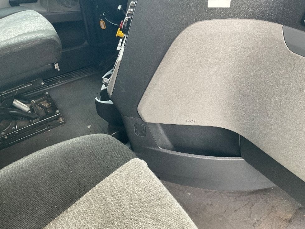 Sleeper Tractor-Heavy Duty Tractors-Freightliner-2018-T12664ST-Warren-MI-215,894\n\t\tmiles-$ 64,750 - Image 15