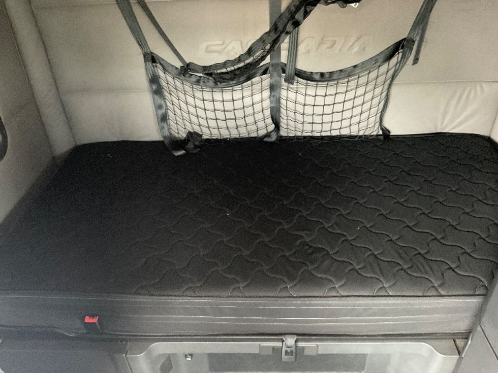 Sleeper Tractor-Heavy Duty Tractors-Freightliner-2018-T12664ST-Warren-MI-215,894\n\t\tmiles-$ 64,750 - Image 16