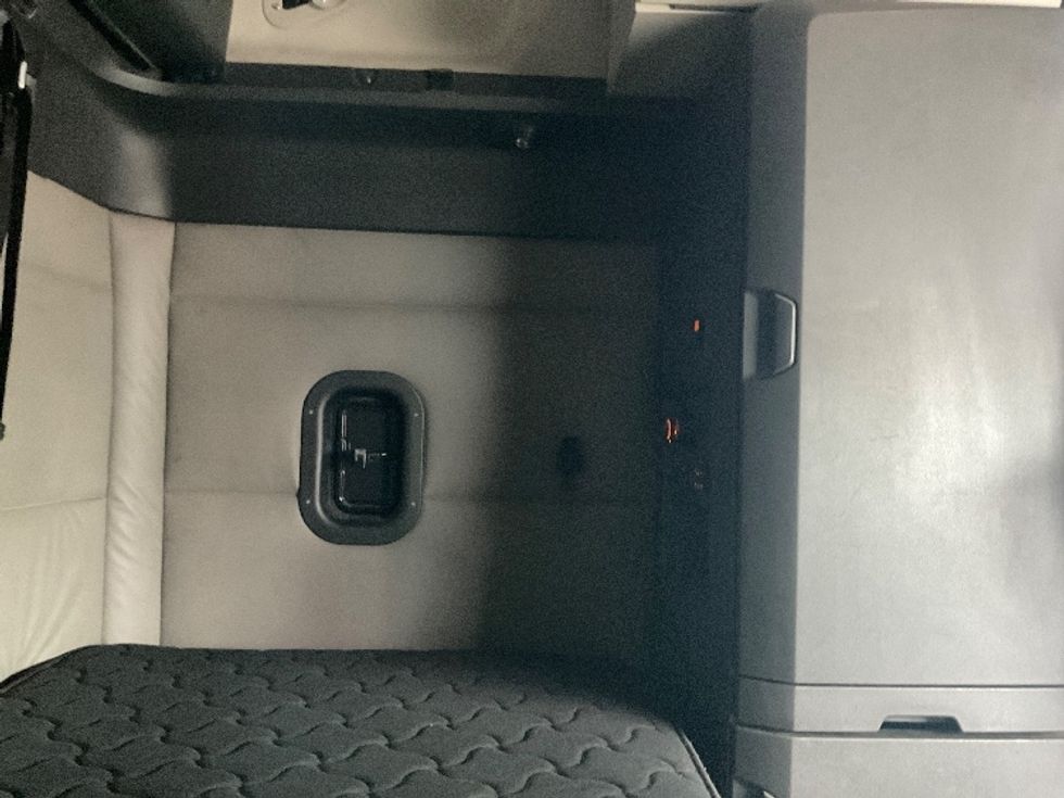 Sleeper Tractor-Heavy Duty Tractors-Freightliner-2018-T12664ST-Warren-MI-215,894\n\t\tmiles-$ 64,750 - Image 18