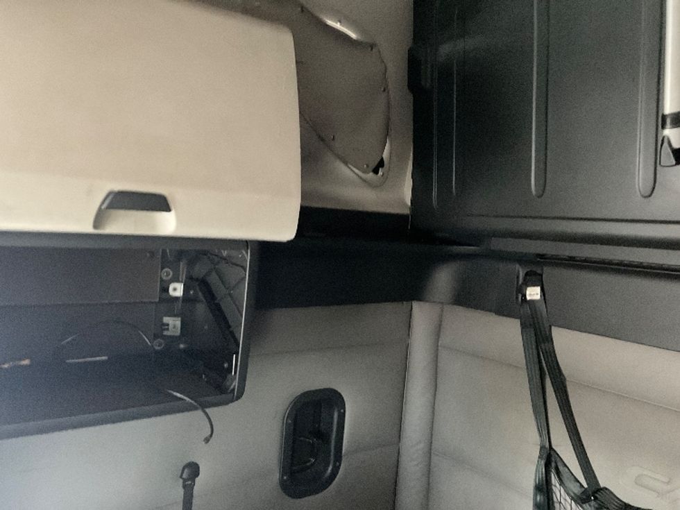 Sleeper Tractor-Heavy Duty Tractors-Freightliner-2018-T12664ST-Warren-MI-215,894\n\t\tmiles-$ 64,750 - Image 19