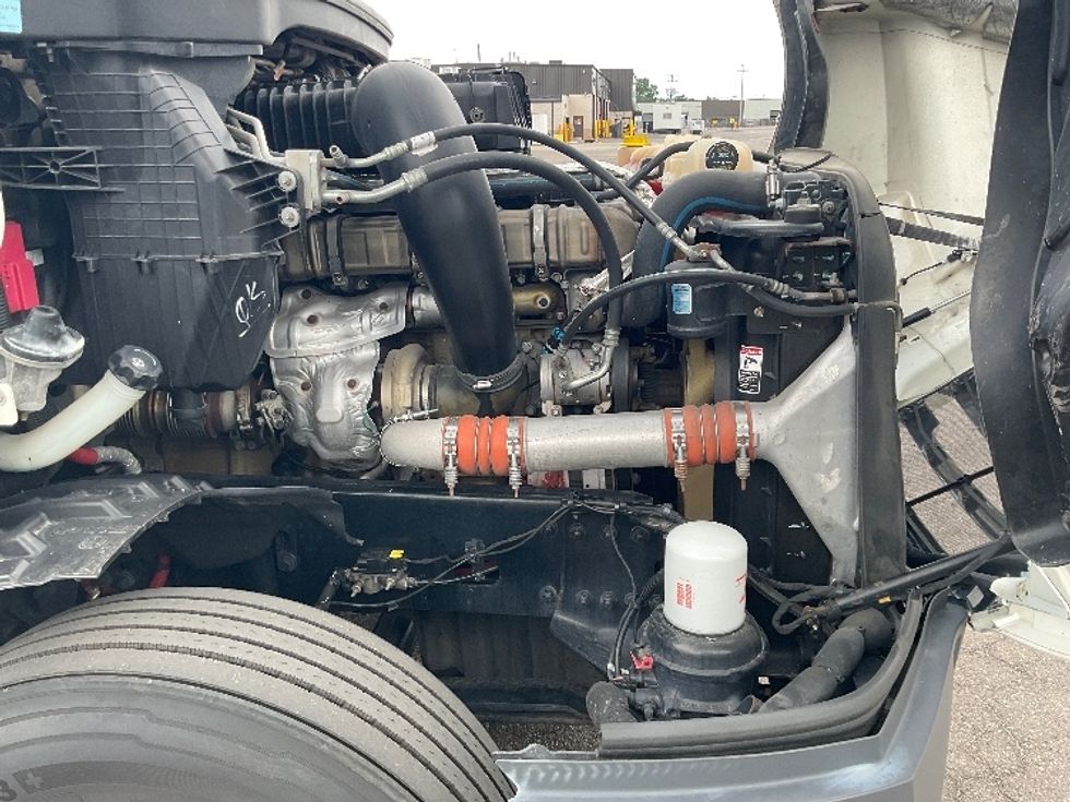 Sleeper Tractor-Heavy Duty Tractors-Freightliner-2018-T12664ST-Warren-MI-215,894\n\t\tmiles-$ 64,750 - Image 20