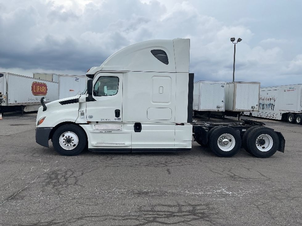 Sleeper Tractor-Heavy Duty Tractors-Freightliner-2018-T12664ST-Warren-MI-215,894\n\t\tmiles-$ 64,750 - Image 4