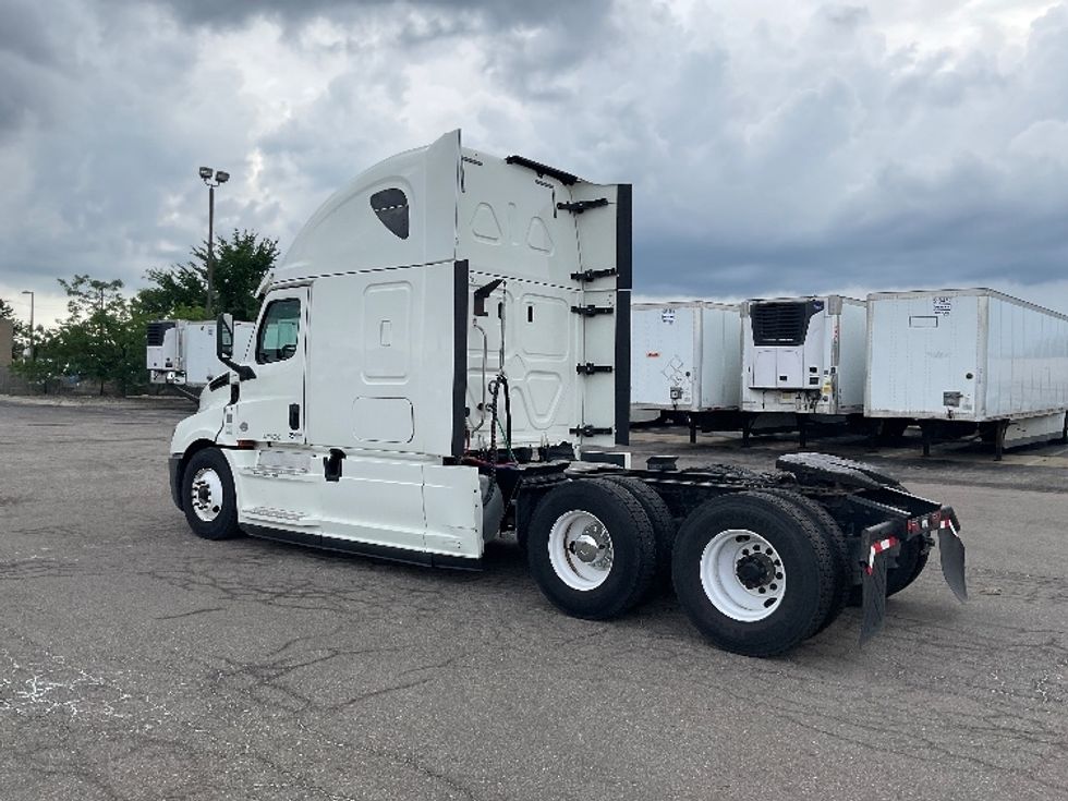 Sleeper Tractor-Heavy Duty Tractors-Freightliner-2018-T12664ST-Warren-MI-215,894\n\t\tmiles-$ 64,750 - Image 5