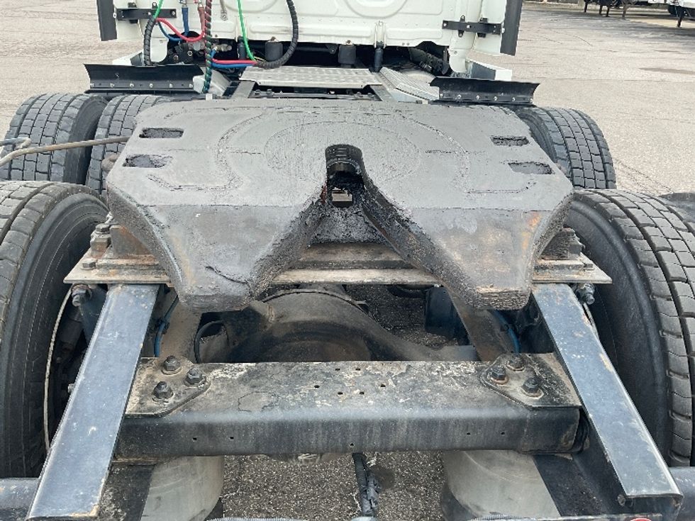 Sleeper Tractor-Heavy Duty Tractors-Freightliner-2018-T12664ST-Warren-MI-215,894\n\t\tmiles-$ 64,750 - Image 6