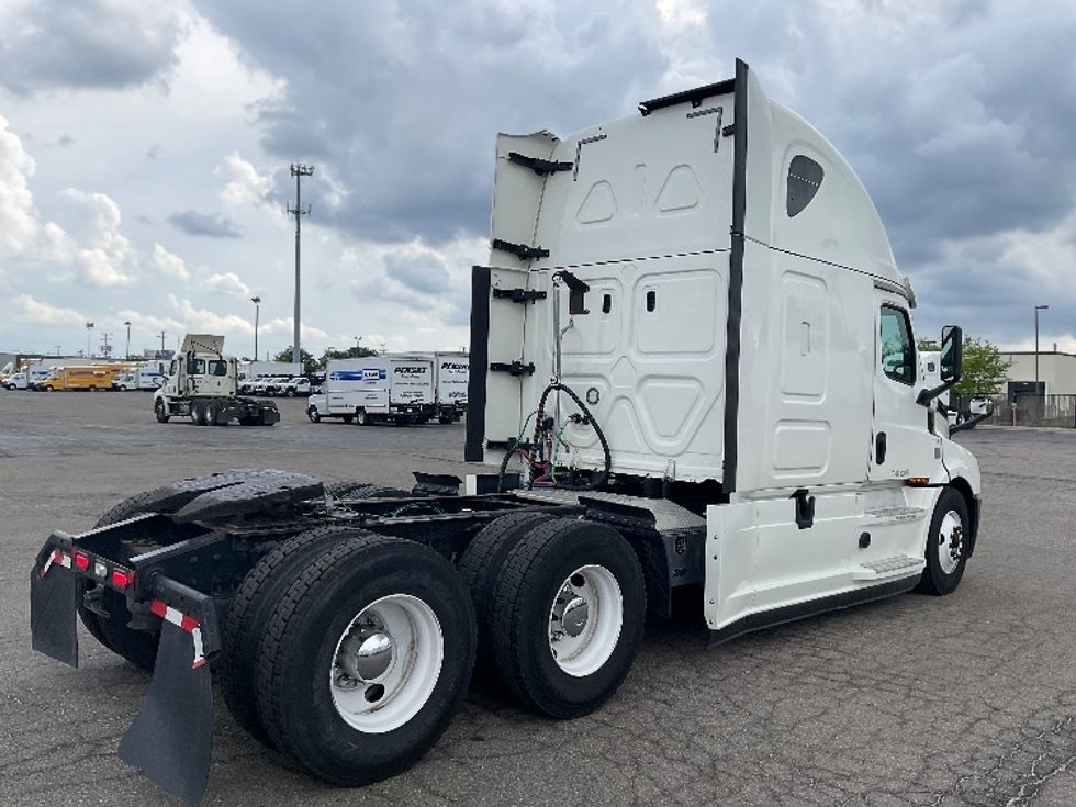Sleeper Tractor-Heavy Duty Tractors-Freightliner-2018-T12664ST-Warren-MI-215,894\n\t\tmiles-$ 64,750 - Image 7