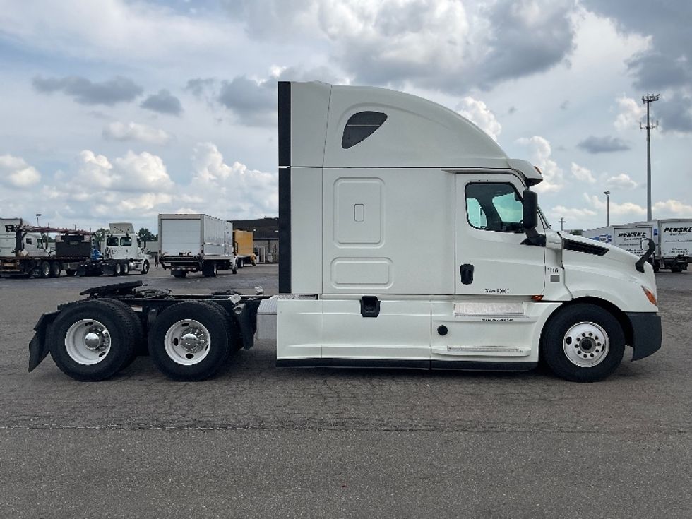 Sleeper Tractor-Heavy Duty Tractors-Freightliner-2018-T12664ST-Warren-MI-215,894\n\t\tmiles-$ 64,750 - Image 8