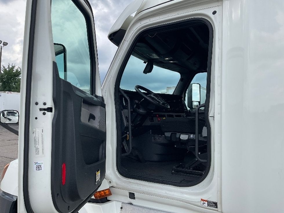 Sleeper Tractor-Heavy Duty Tractors-Freightliner-2018-T12664ST-Warren-MI-215,894\n\t\tmiles-$ 64,750 - Image 9