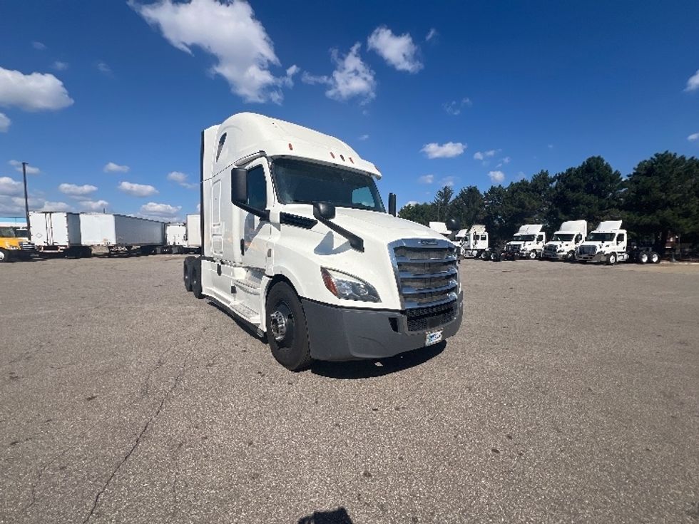 Sleeper Tractor-Heavy Duty Tractors-Freightliner-2018-T12664ST-Warren-MI-305,952\n\t\tmiles-$ 61,000 - Image 1