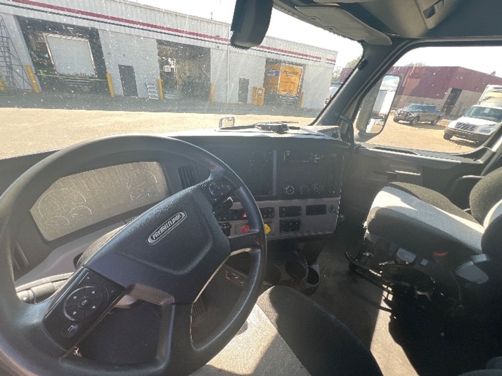 Sleeper Tractor-Heavy Duty Tractors-Freightliner-2018-T12664ST-Warren-MI-305,952\n\t\tmiles-$ 61,000 - Image 10