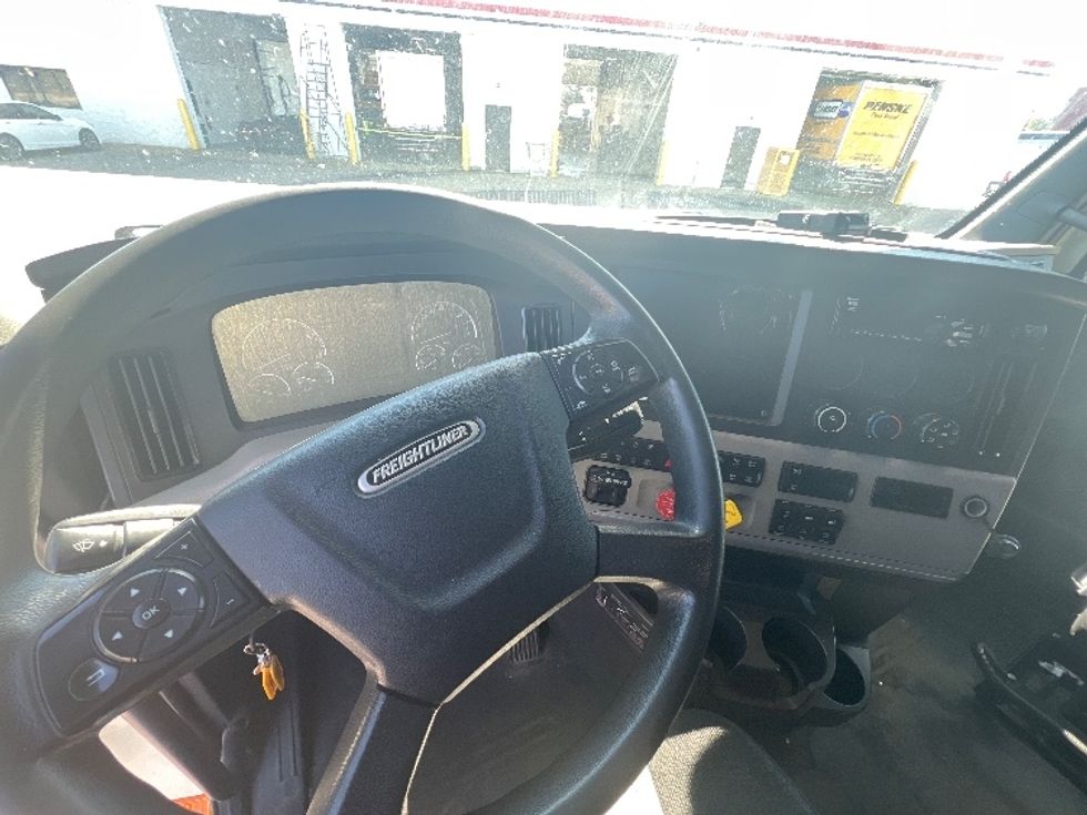 Sleeper Tractor-Heavy Duty Tractors-Freightliner-2018-T12664ST-Warren-MI-305,952\n\t\tmiles-$ 61,000 - Image 11