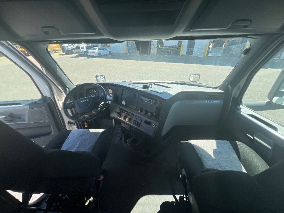 Sleeper Tractor-Heavy Duty Tractors-Freightliner-2018-T12664ST-Warren-MI-305,952\n\t\tmiles-$ 61,000 - Image 12