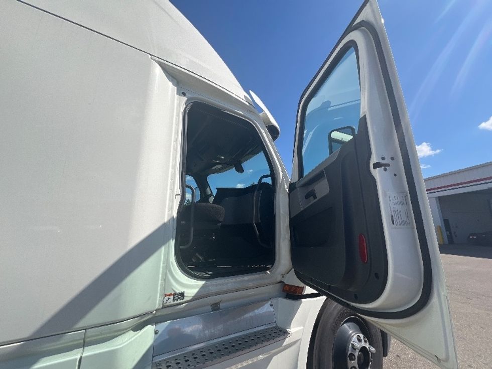 Sleeper Tractor-Heavy Duty Tractors-Freightliner-2018-T12664ST-Warren-MI-305,952\n\t\tmiles-$ 61,000 - Image 13