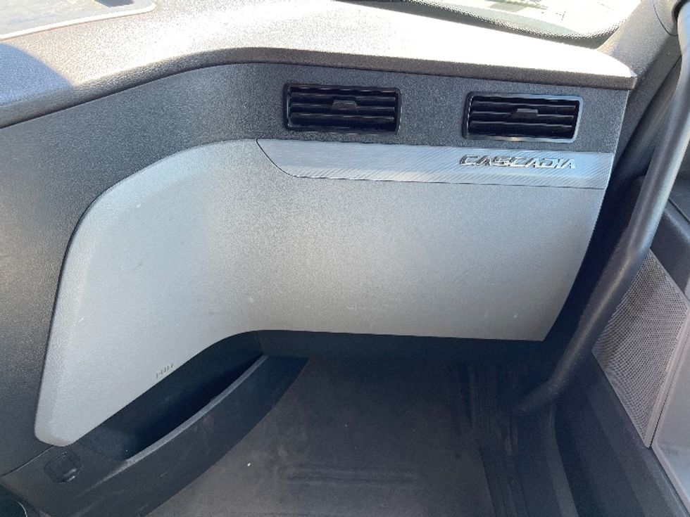 Sleeper Tractor-Heavy Duty Tractors-Freightliner-2018-T12664ST-Warren-MI-305,952\n\t\tmiles-$ 61,000 - Image 14