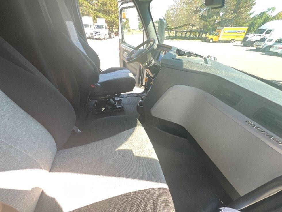 Sleeper Tractor-Heavy Duty Tractors-Freightliner-2018-T12664ST-Warren-MI-305,952\n\t\tmiles-$ 61,000 - Image 15