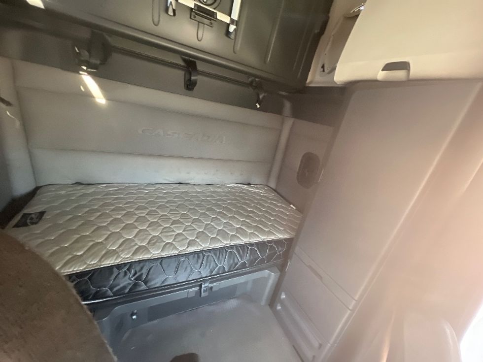 Sleeper Tractor-Heavy Duty Tractors-Freightliner-2018-T12664ST-Warren-MI-305,952\n\t\tmiles-$ 61,000 - Image 16