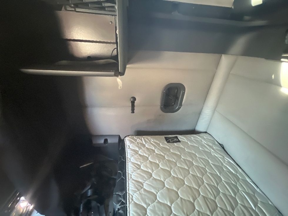 Sleeper Tractor-Heavy Duty Tractors-Freightliner-2018-T12664ST-Warren-MI-305,952\n\t\tmiles-$ 61,000 - Image 18