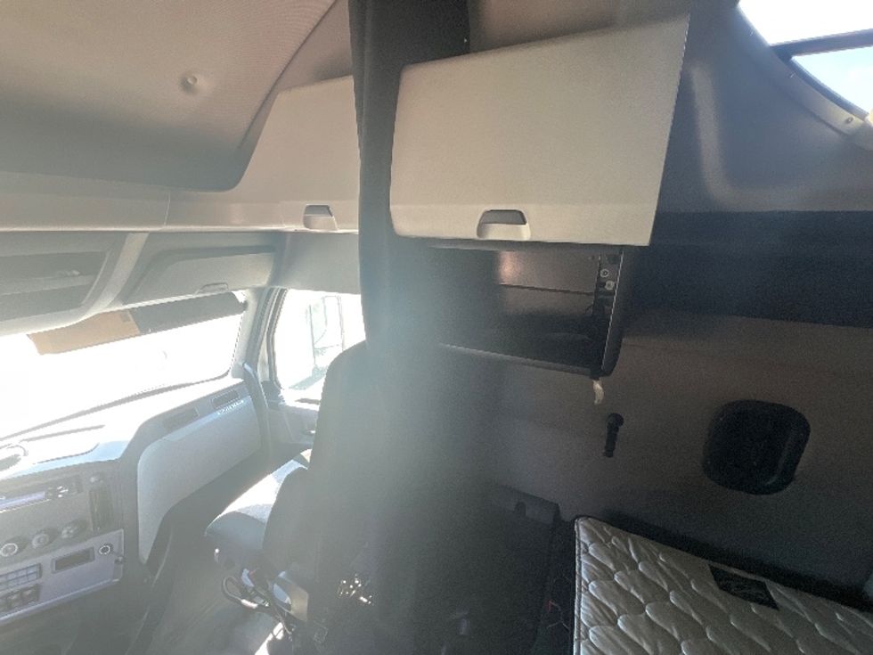 Sleeper Tractor-Heavy Duty Tractors-Freightliner-2018-T12664ST-Warren-MI-305,952\n\t\tmiles-$ 61,000 - Image 19