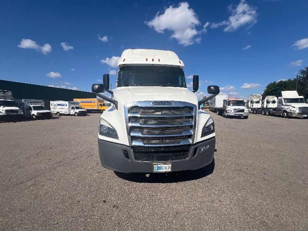 Sleeper Tractor-Heavy Duty Tractors-Freightliner-2018-T12664ST-Warren-MI-305,952\n\t\tmiles-$ 61,000 - Image 2