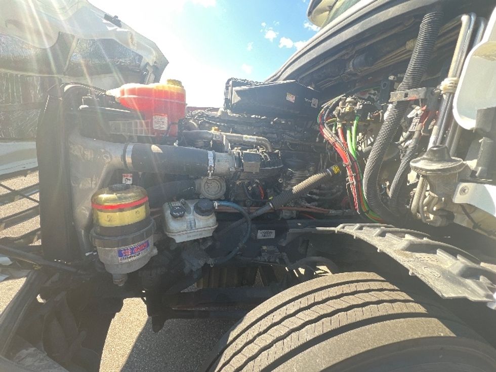 Sleeper Tractor-Heavy Duty Tractors-Freightliner-2018-T12664ST-Warren-MI-305,952\n\t\tmiles-$ 61,000 - Image 21