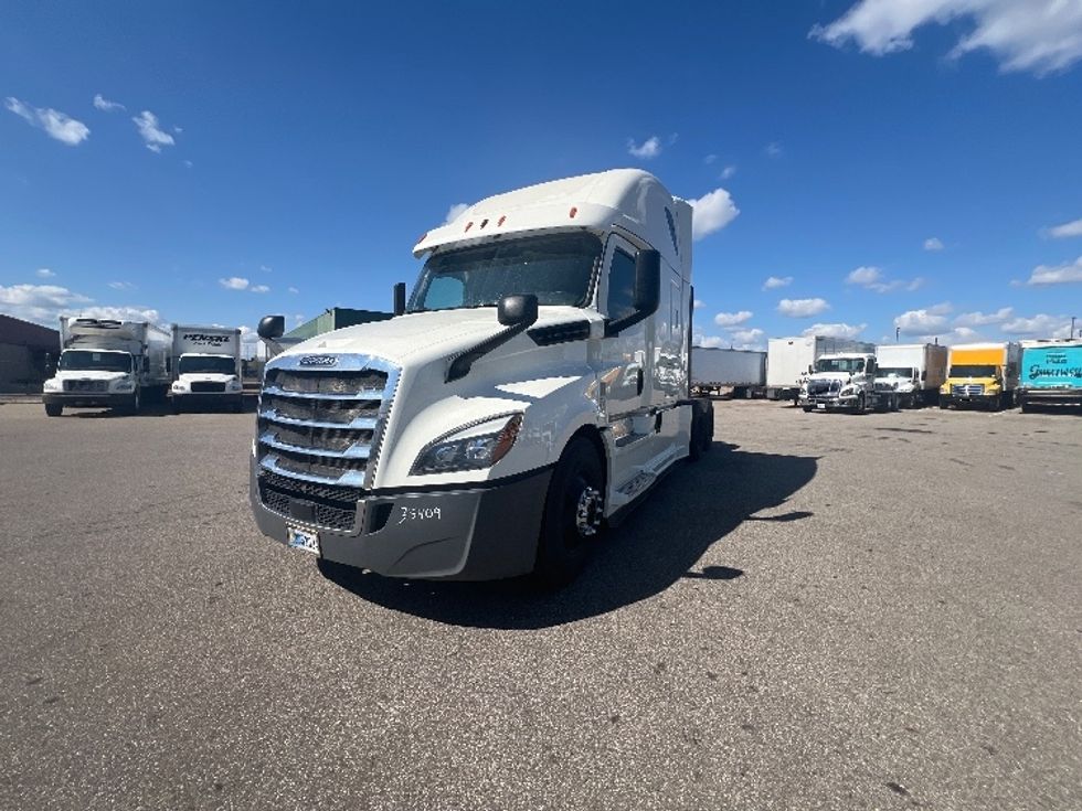 Sleeper Tractor-Heavy Duty Tractors-Freightliner-2018-T12664ST-Warren-MI-305,952\n\t\tmiles-$ 61,000 - Image 3