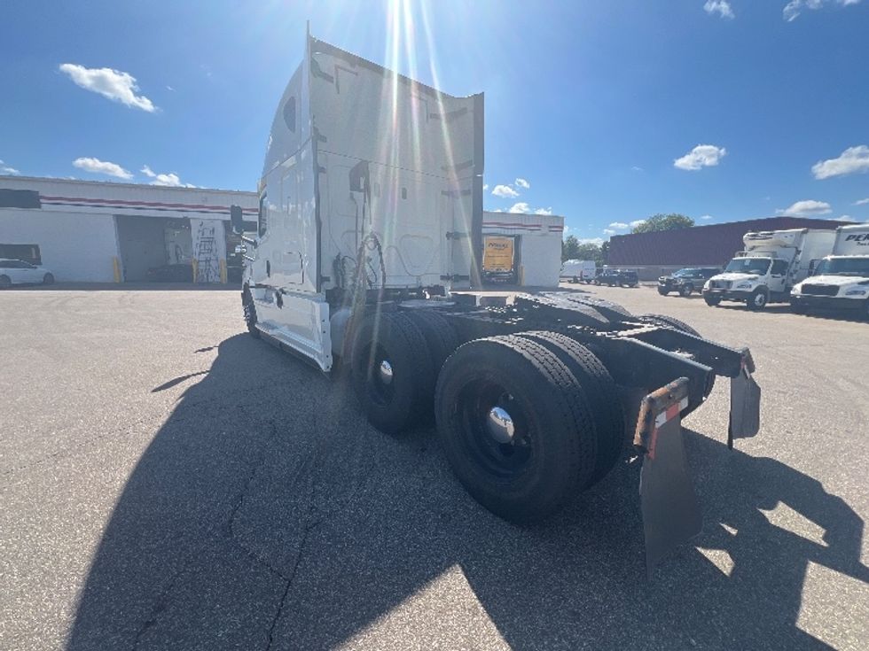 Sleeper Tractor-Heavy Duty Tractors-Freightliner-2018-T12664ST-Warren-MI-305,952\n\t\tmiles-$ 61,000 - Image 5