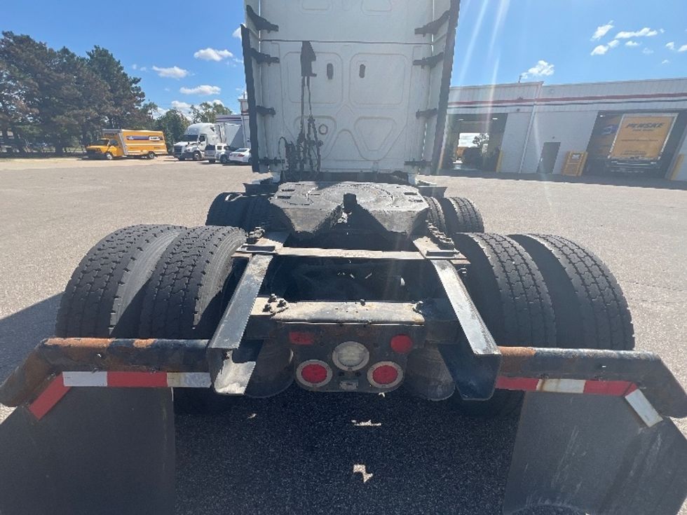 Sleeper Tractor-Heavy Duty Tractors-Freightliner-2018-T12664ST-Warren-MI-305,952\n\t\tmiles-$ 61,000 - Image 6