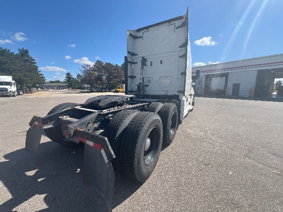Sleeper Tractor-Heavy Duty Tractors-Freightliner-2018-T12664ST-Warren-MI-305,952\n\t\tmiles-$ 61,000 - Image 7