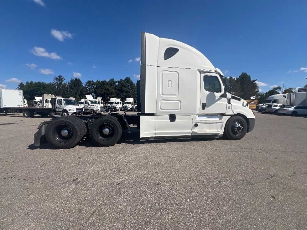 Sleeper Tractor-Heavy Duty Tractors-Freightliner-2018-T12664ST-Warren-MI-305,952\n\t\tmiles-$ 61,000 - Image 8