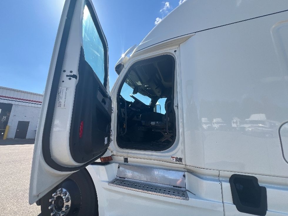 Sleeper Tractor-Heavy Duty Tractors-Freightliner-2018-T12664ST-Warren-MI-305,952\n\t\tmiles-$ 61,000 - Image 9