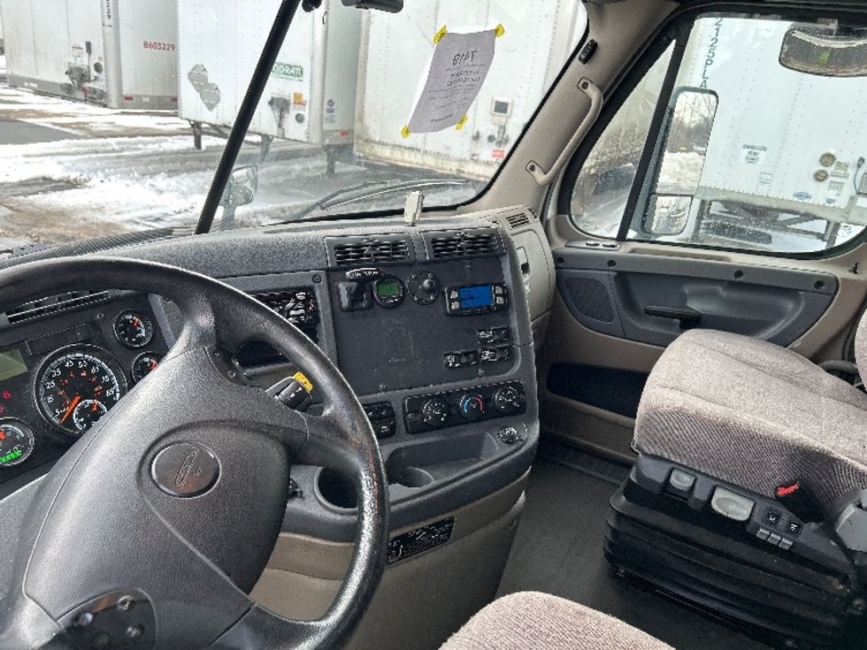 Sleeper Tractor-Heavy Duty Tractors-Freightliner-2019-Cascadia 11364ST-Akron-OH-556,300\n\t\tmiles-$ 42,000 - Image 10