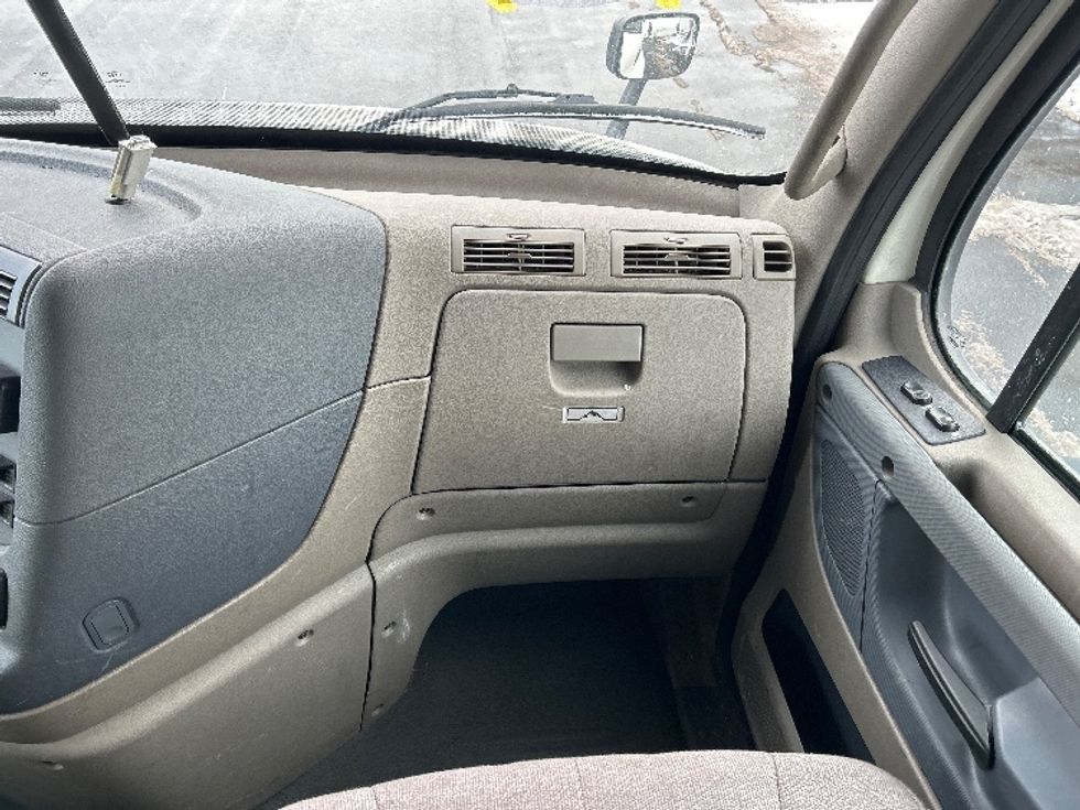 Sleeper Tractor-Heavy Duty Tractors-Freightliner-2019-Cascadia 11364ST-Akron-OH-556,300\n\t\tmiles-$ 42,000 - Image 13