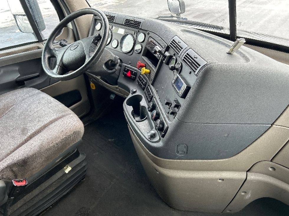 Sleeper Tractor-Heavy Duty Tractors-Freightliner-2019-Cascadia 11364ST-Akron-OH-556,300\n\t\tmiles-$ 42,000 - Image 14